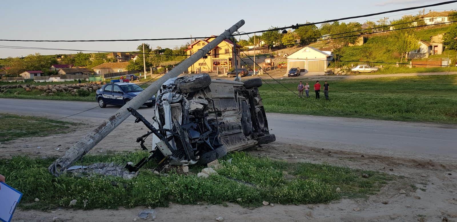 Foto: Accident în județul Constanța, la Izvoru Mare! Șoferul, foarte beat, a fost preluat de elicopter
