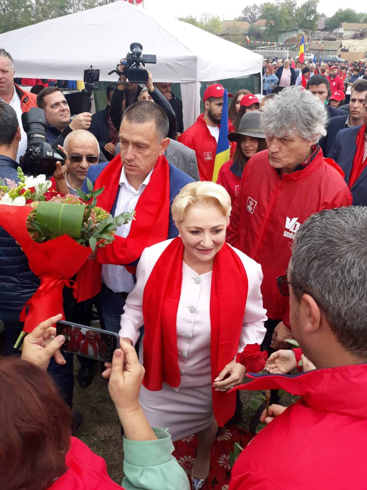 (foto) Viorica Dăncilă, campanie pentru prezidențiale în județul Constanța. Primarul din Ciobanu i-a întins covorul roșu