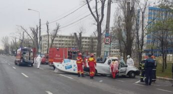 Accident GRAV în staţiunea Mamaia. Un autoturism a intrat într-un stâlp