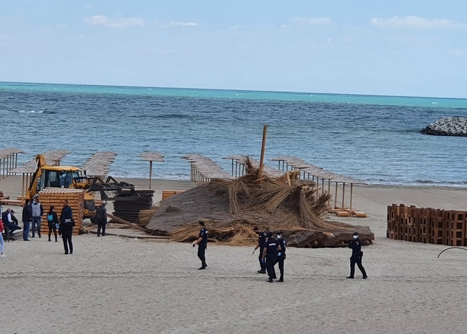 (VIDEO) Se demolează beach-barurile de pe plaja din zona Faleză Nord