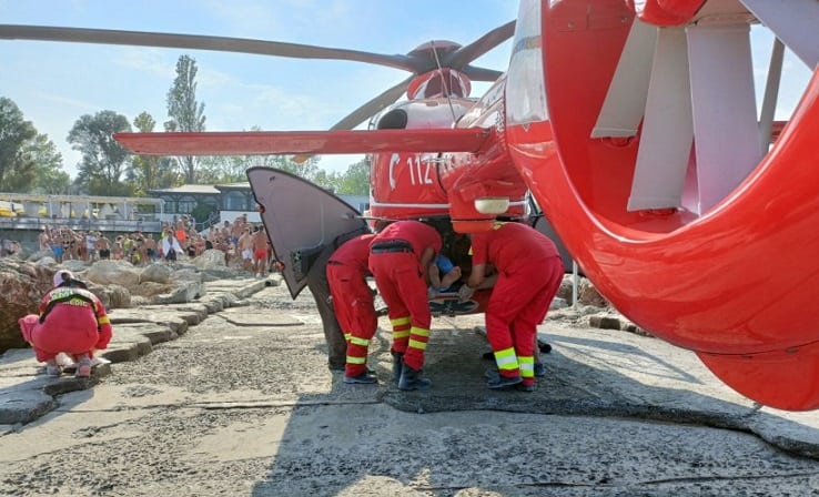 Tânăr de 21 de ani, preluat de elicopterul SMURD de pe plaja Gosip din Costinești