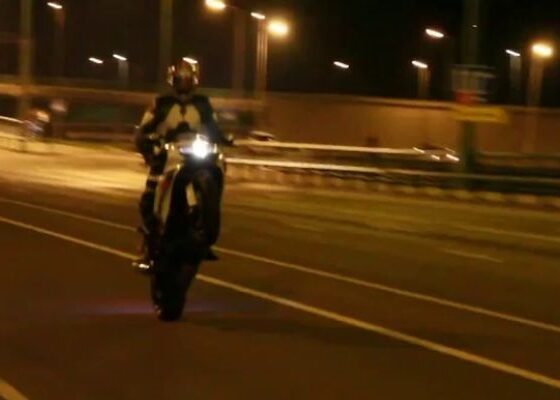 motocicleta noaptea