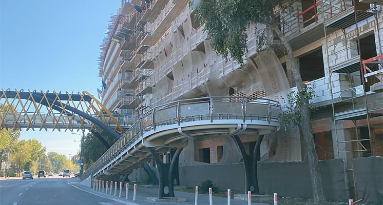 Blocul Fincogero lipit de pasarela de la Cazino Mamaia