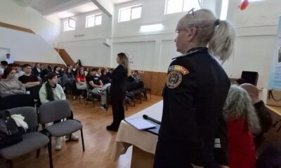 elevi si politisti
