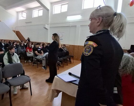 elevi si politisti
