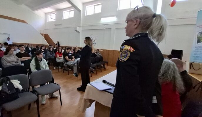 elevi si politisti