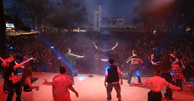 petrecere mamaia