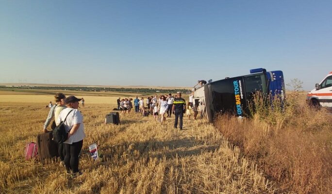autocar rasturnat accident