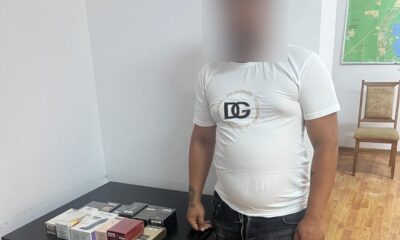 barbat cu parfumuri