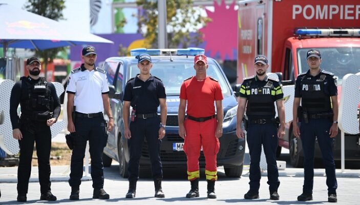 jandarmi politisti beach please