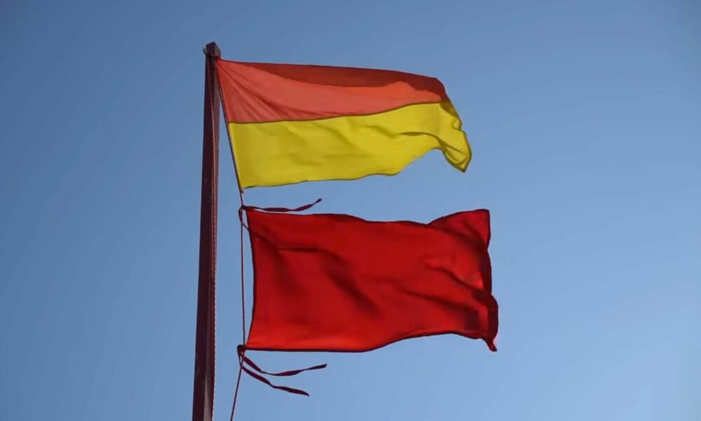 steag rosu plaja salvamari
