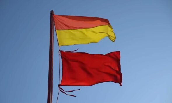 steag rosu plaja salvamari