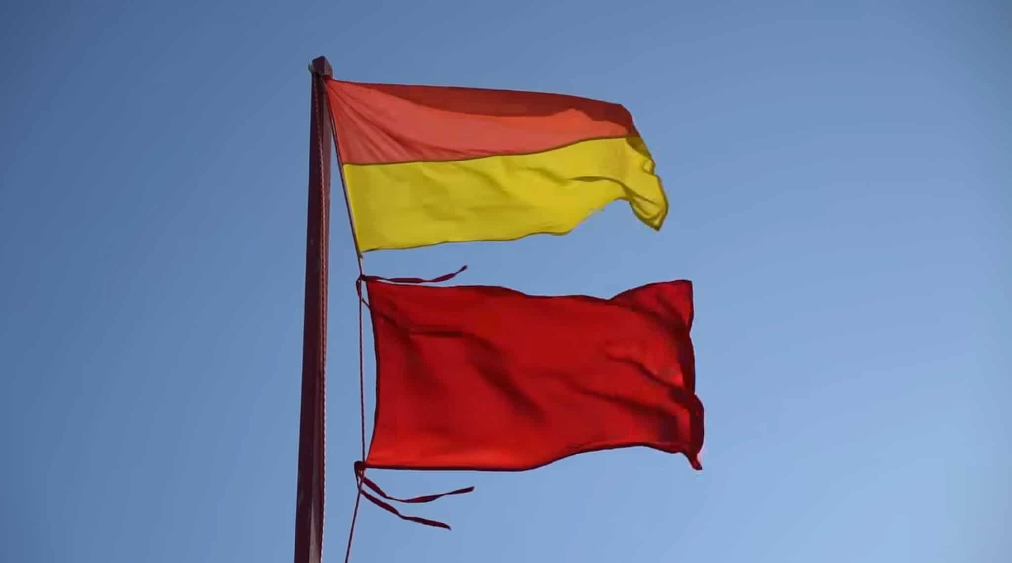 steag rosu plaja salvamari