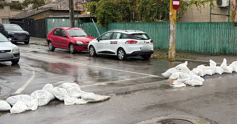 distrugere saci inundatii
