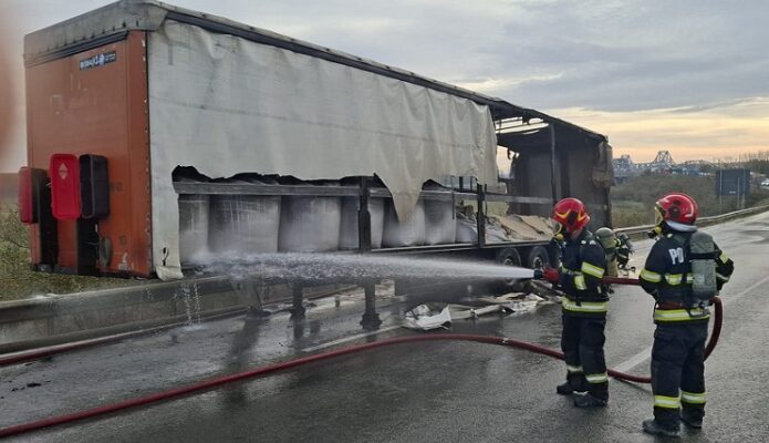 remorca in flacari a