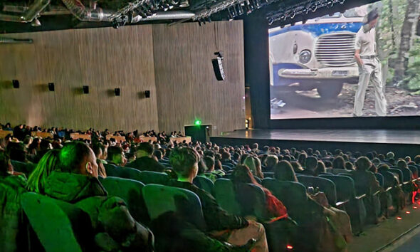 cravata galbena cinema