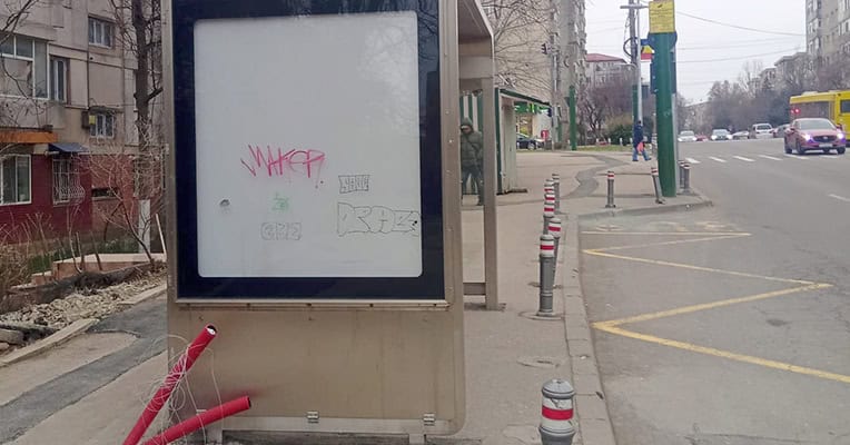 vandalizare statie autobuz