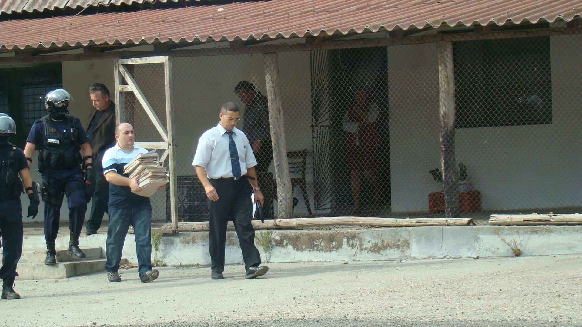 Nita iesind din sediul PAS dupa sarma se vede Samson