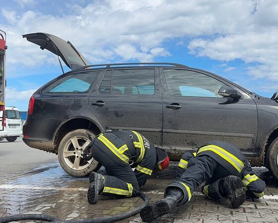 incendiu auto pompieri