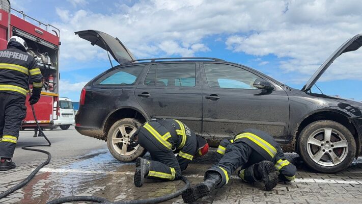 incendiu auto pompieri