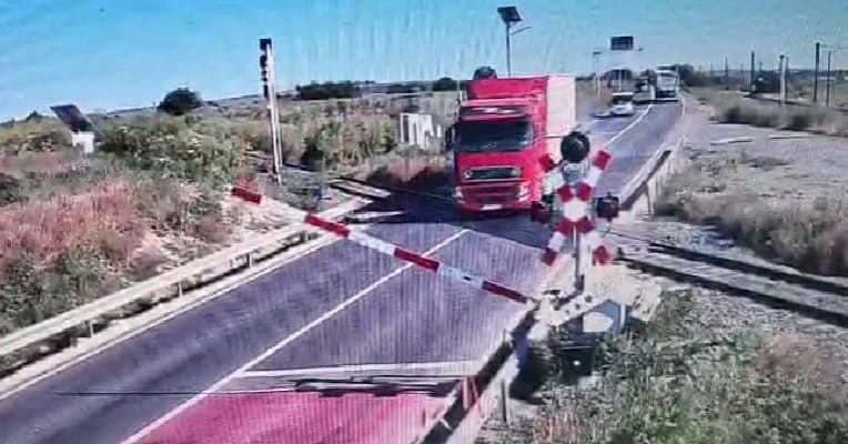 tir bariera calea ferata