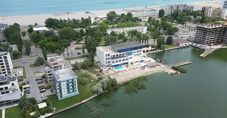 Siutghiol zona nautica de langa Hotel Scandinavia.jpg