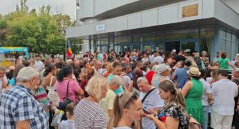 Peste 5.400 de oameni la Delfinariu într-o singură zi! Se suplimentează spectacolele, iar de astăzi începe mutarea Acvariului