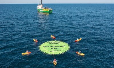 protest greenpeace pe mare