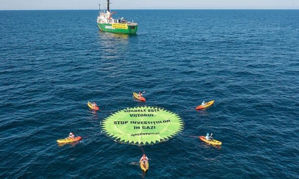 protest greenpeace pe mare