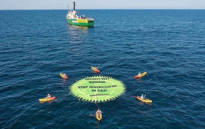 protest greenpeace pe mare