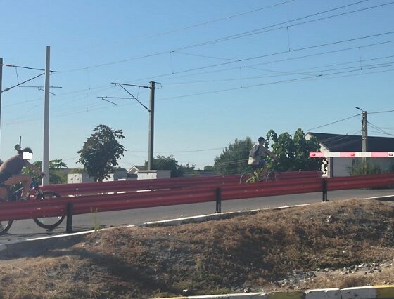 copii biciclete bariera cale ferata lasata