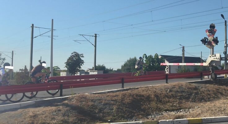 copii biciclete bariera cale ferata lasata