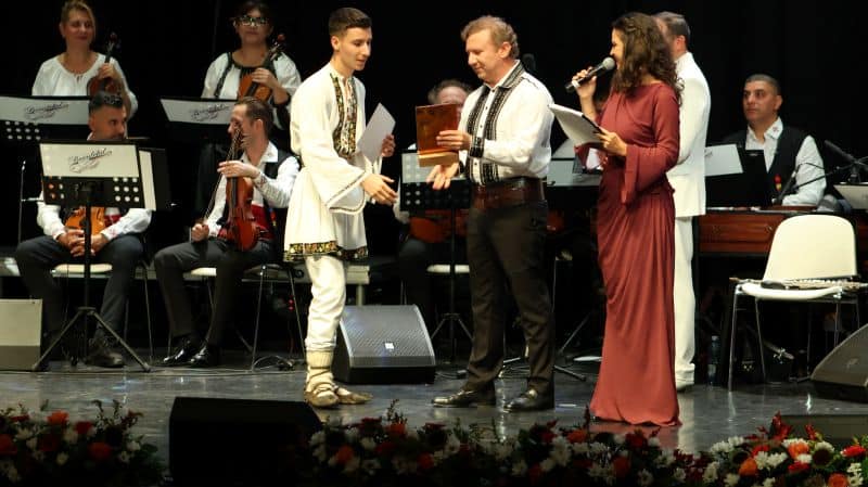 DAN MOISESCU ()