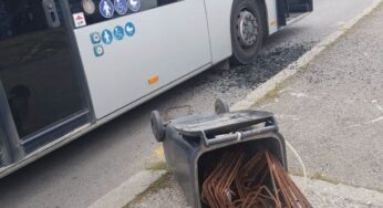 Incident șocant în autobuzul 51 din Constanța! Un adolescent a fost rănit după ce un călător a spart un geam cu un tomberon plin de fier vechi